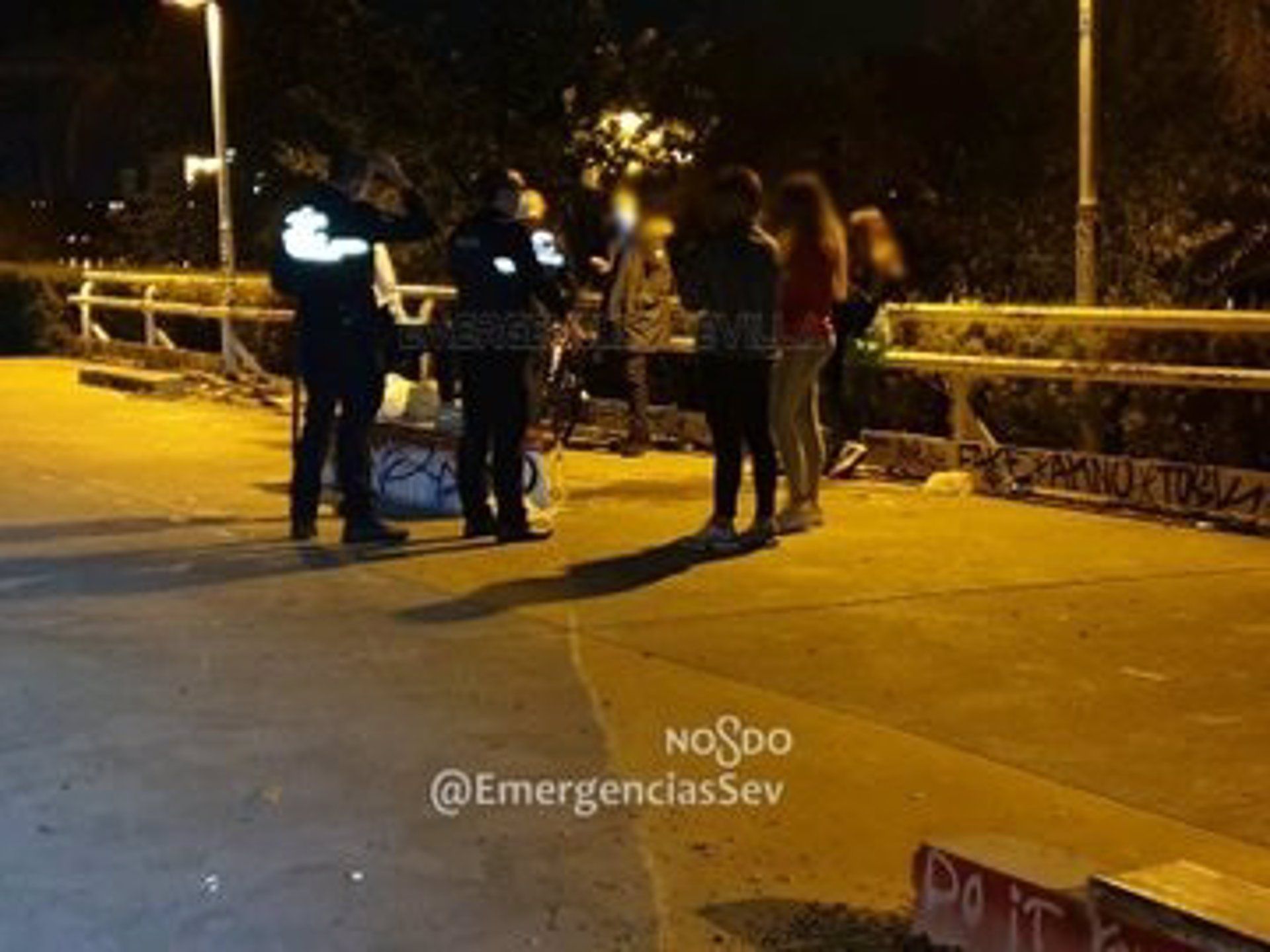 Momento en el que la Policía Local de Sevilla disueleve el botellón, esta pasada madrugada. Momento en el que la Policía Local de Sevilla disueleve el botellón, esta pasada madrugada.