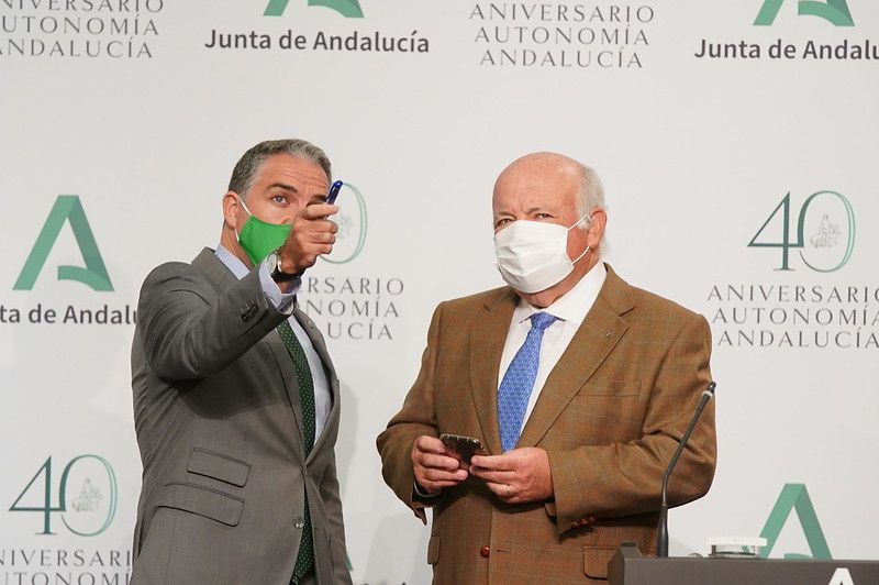 El consejero de la Presidencia, Elías Bendodo, y el consejero de Salud y Familias, Jesús Aguirre, en rueda de prensa.