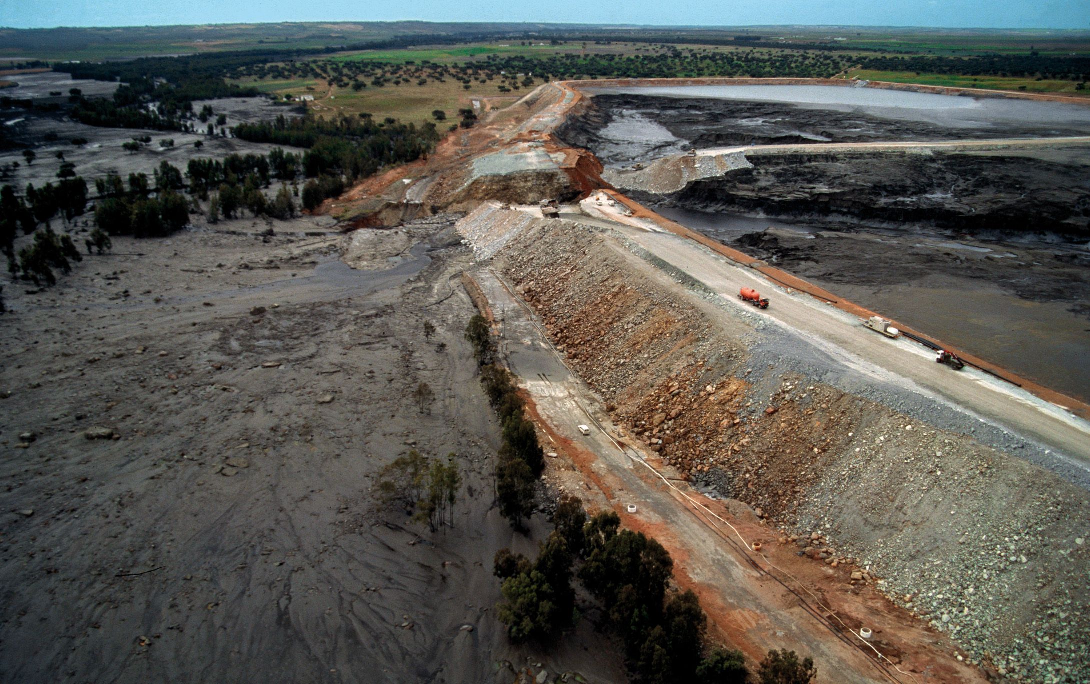 Imagen del embalse de Aznalcóllar tras la rotura de la contención.