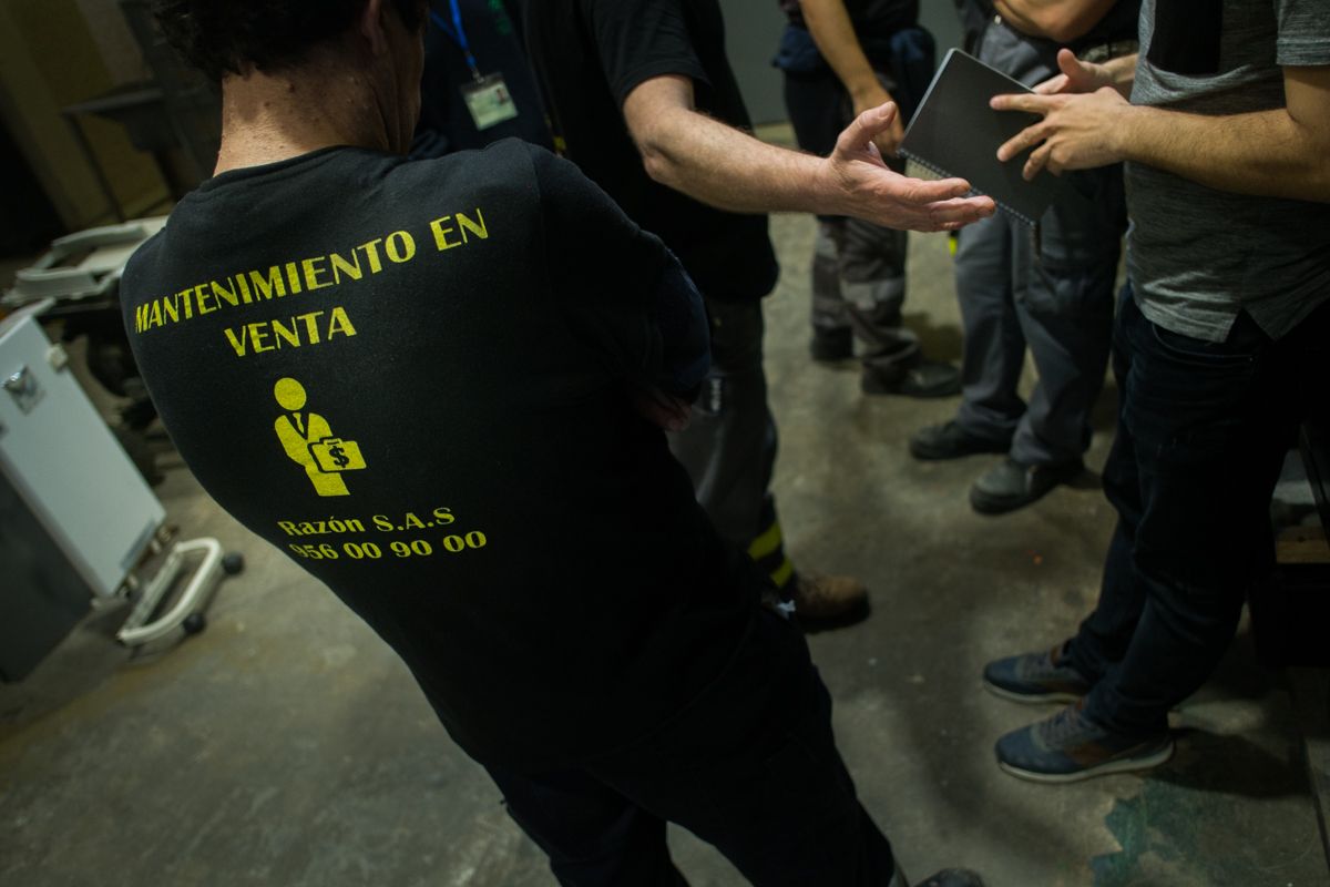 Trabajadores de mantenimiento atendiendo a lavozdelsur.es. FOTO: MANU GARCÍA