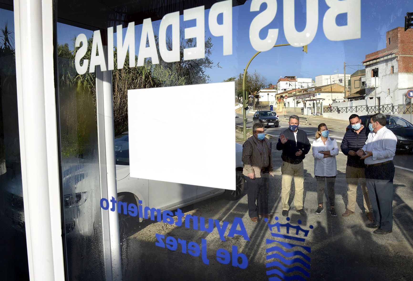 Los delegados Jesús Alba y Rubén Pérez, inspeccionando las nuevas marquesinas de la zona rural de Jerez.