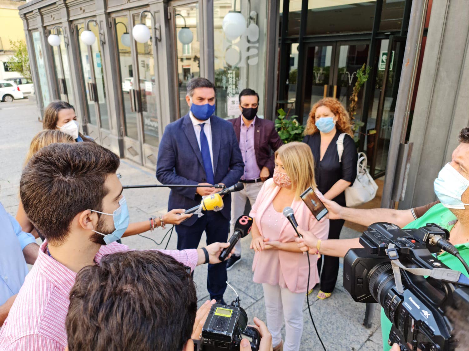 La alcaldesa de Jerez, Mamen Sánchez, atendiendo a periodistas, en una imagen reciente.