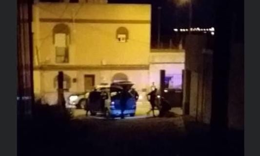 La Guardia Civil, deteniendo a dos hombres que supuestamente intentaron raptar a chicas menores de edad en Chiclana.