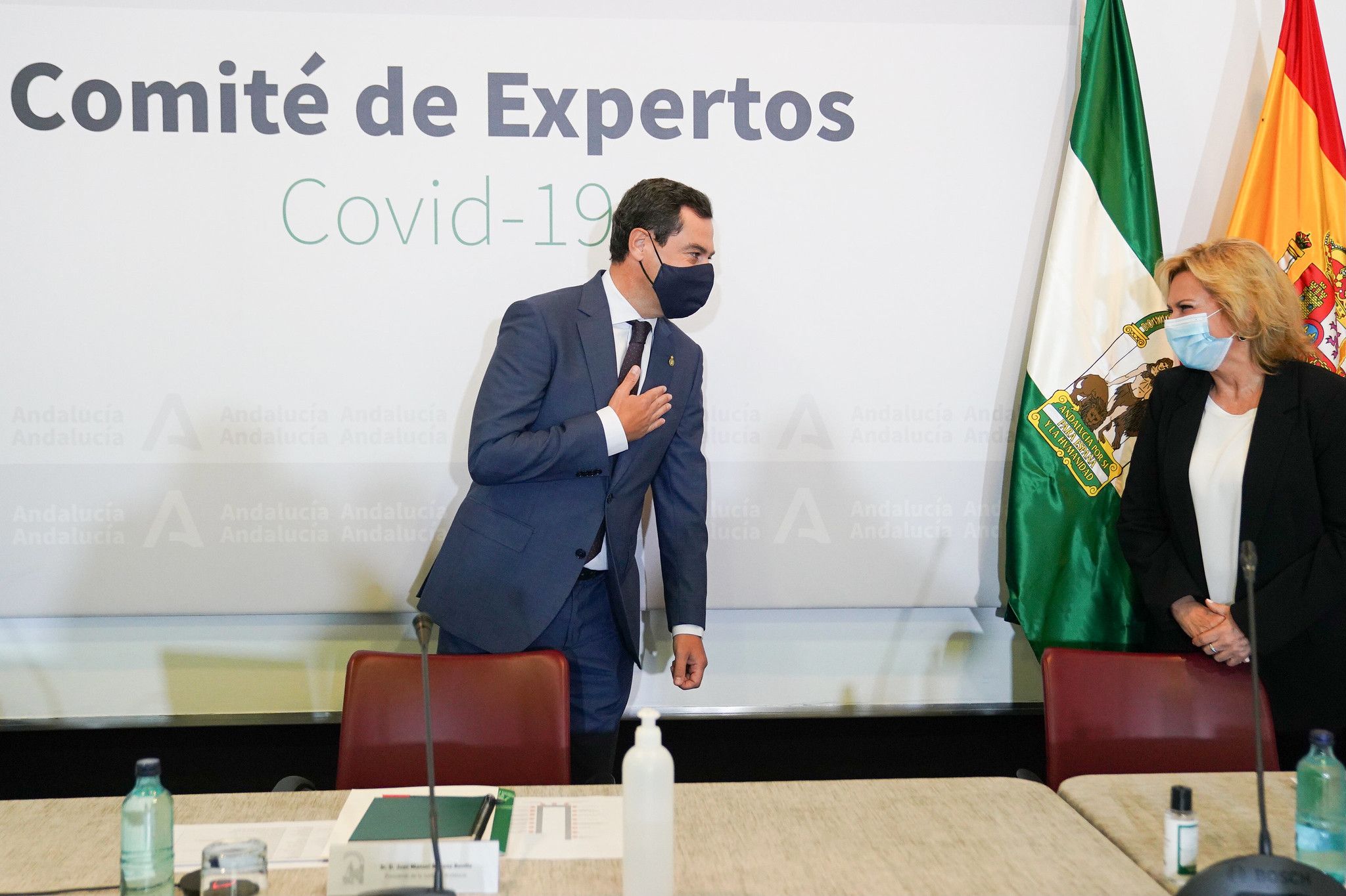 Moreno Bonilla, con la doctora Inmaculada Salcedo, la responsable técnica de la crisis en Andalucía. FOTO: Junta