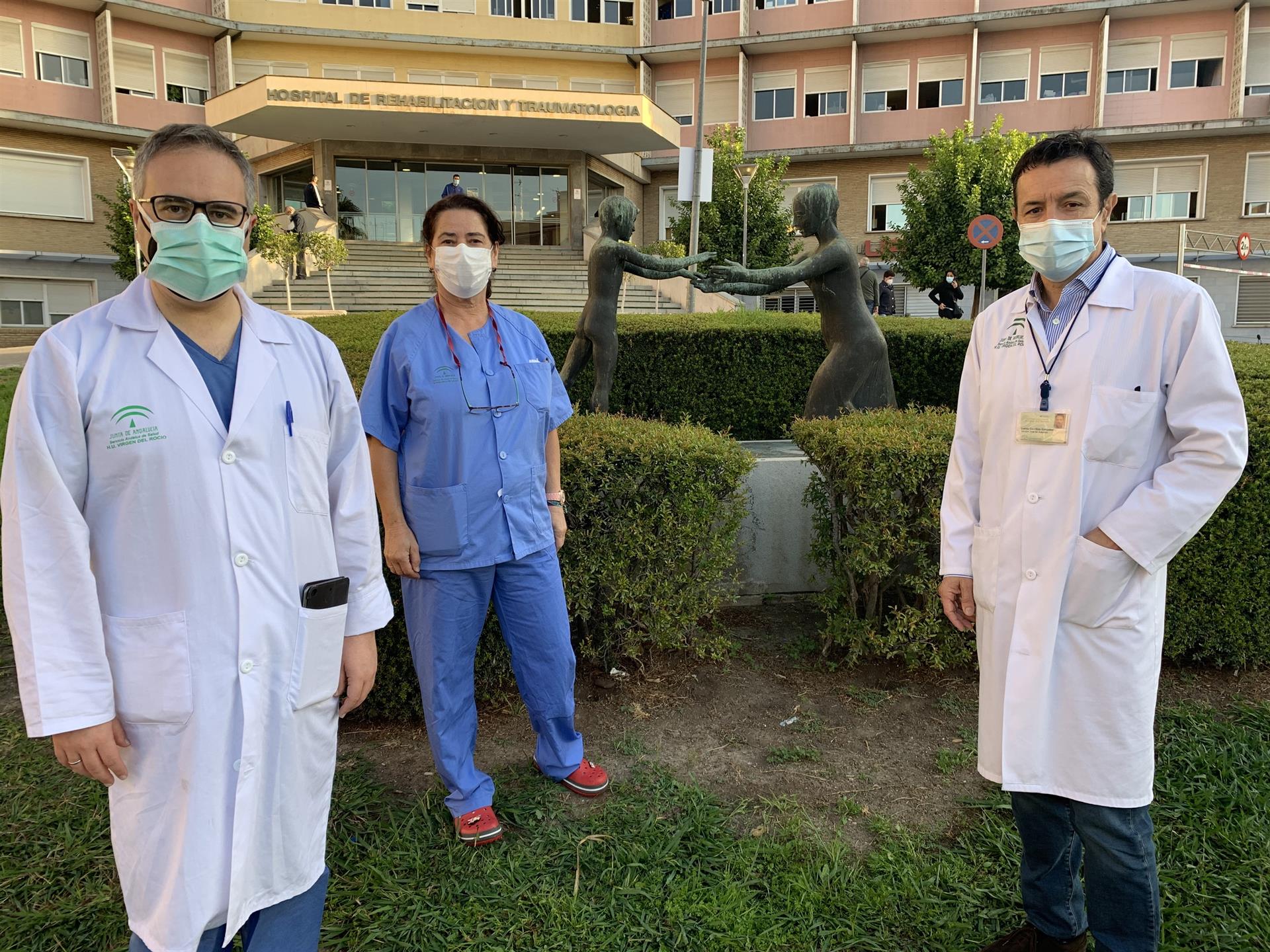 Parte del equipo que ha atendido el parto de Saray: el neurocirujano Antonio López, la enfermera responsable de Obstetricia Isabel Arenilla, y el obstetra Lucas Cerrillos.