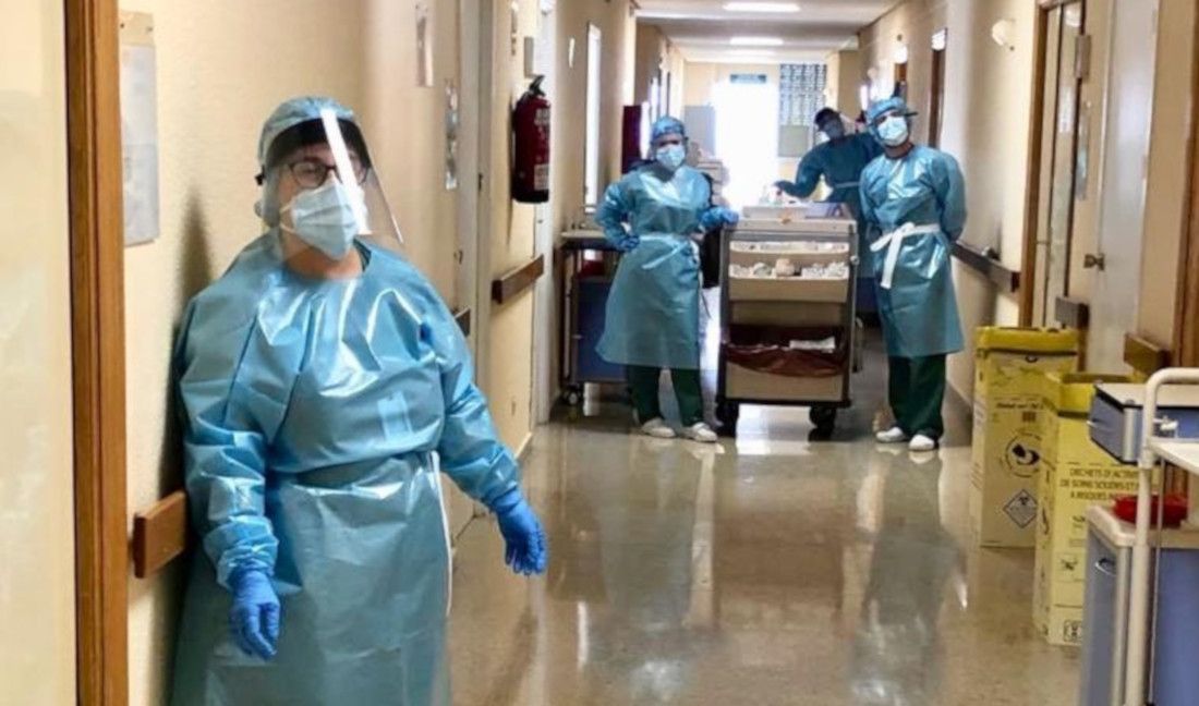Sanitarios atienden en una planta covid del Hospital Virgen de las Nieves de Granada. FOTO: SAS