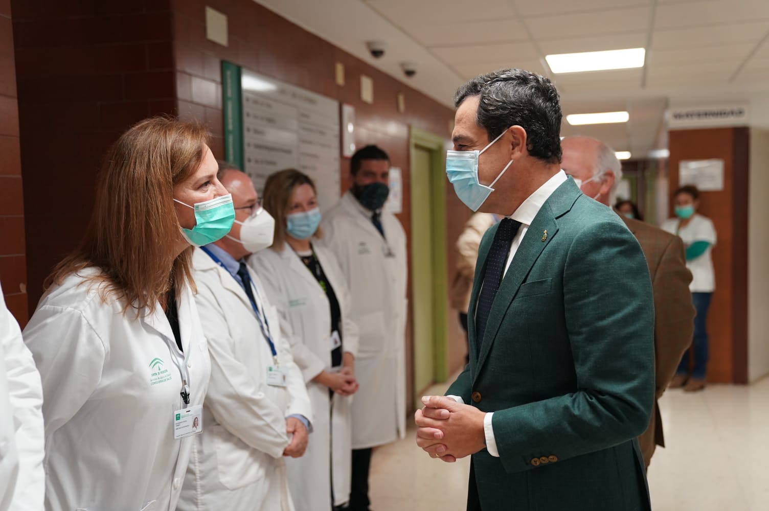 Moreno Bonilla, en su visita este viernes a un hospital malagueño. FOTO: Junta