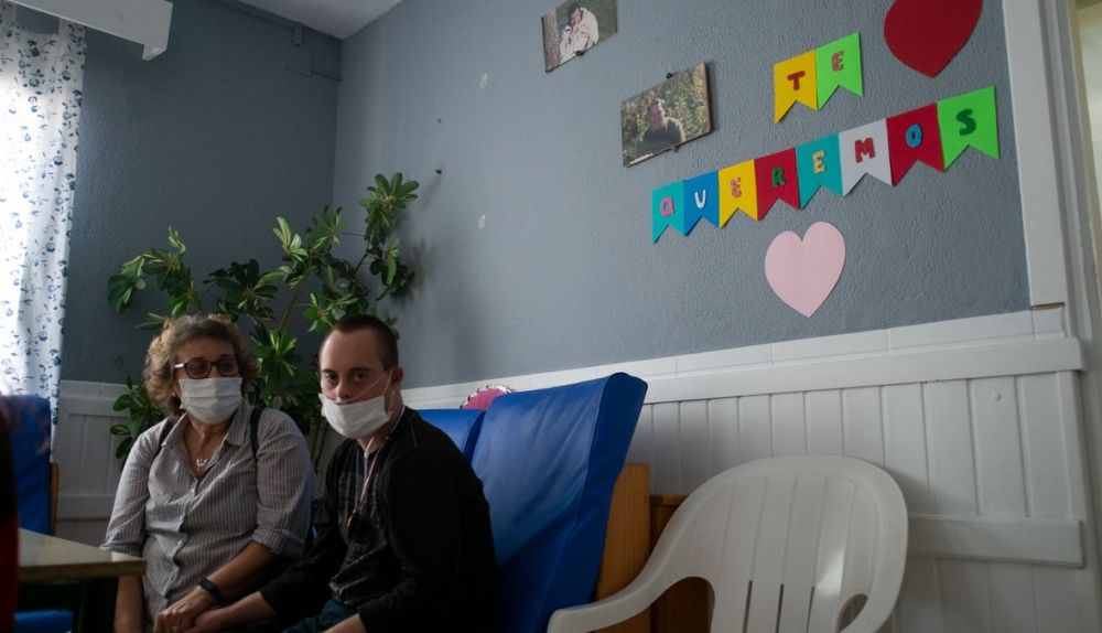 Jorge y su madre en el centro de Afanas el día de su fiesta de bienvenida.