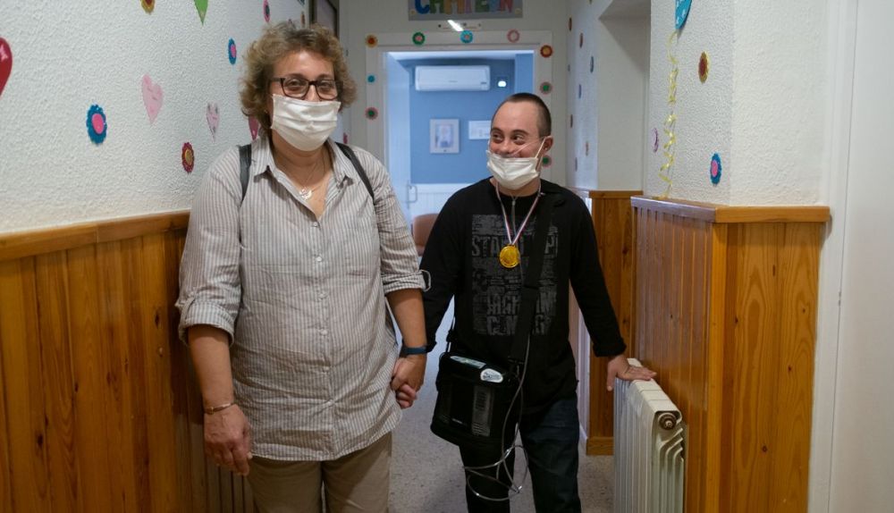 Jorge e Inma en el pasillo decorado con corazones. 