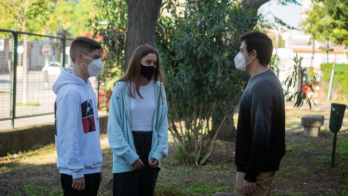 José Quevedo, Julia Formento y Alejandro Jiménez, alumnos del IES Seritium ganadores del concurso de poemas y cartas de amor en buen trato.