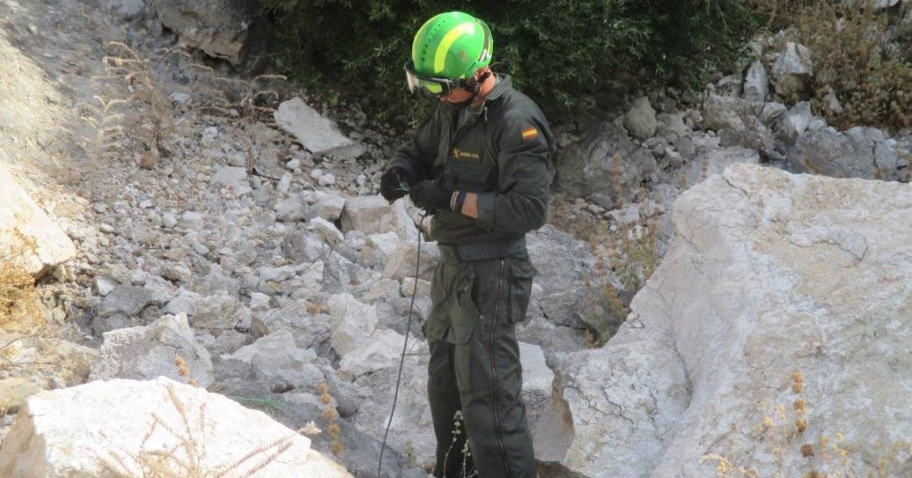 Un profesional del Tedax, desactivando un proyectil de la Guerra Civil.