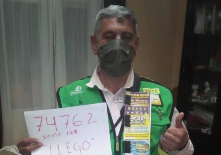 El vendedor Francisco Javier Madera, de Algeciras, con el número premiado.