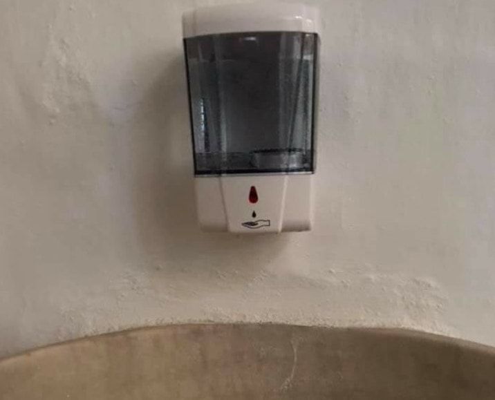 Dosificador instalado en la parroquia Divino Salvador de Vejer.