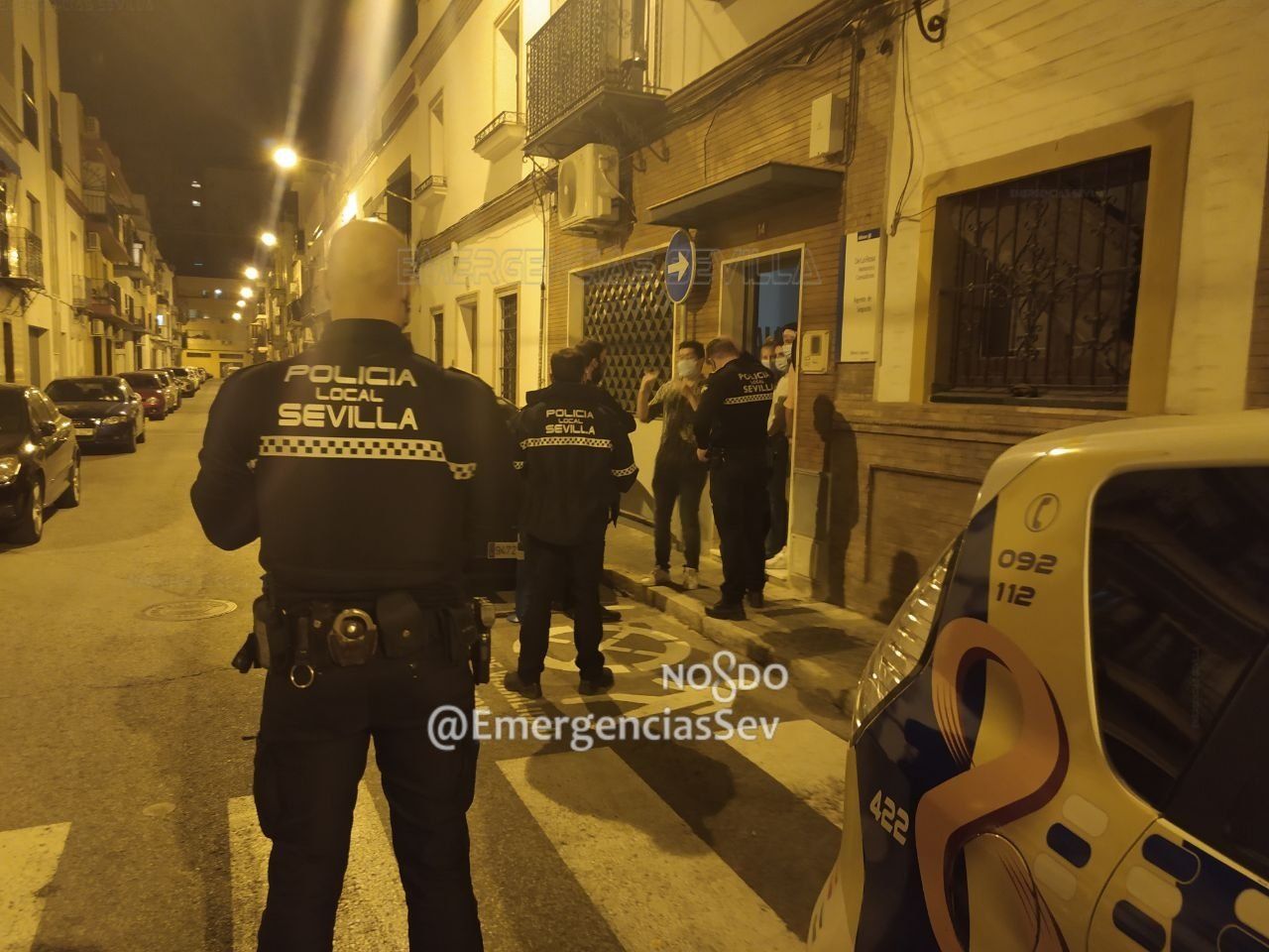 La Policía Local, desalojando la fiesta de Erasmus celebrada en Triana.