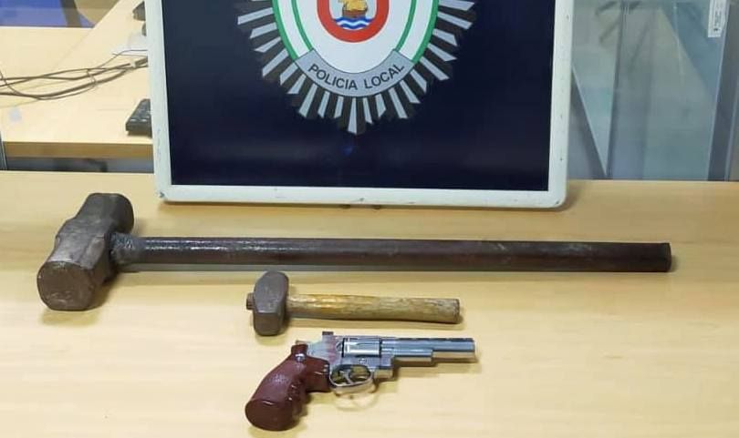 La maza, el martillo y el revólver incautados al conductor del vehículo que intentó entrar en Sanlúcar.