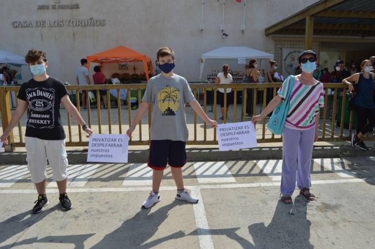 Una manifestación de Ecologistas en Acción contra la privatización de Los Toruños.