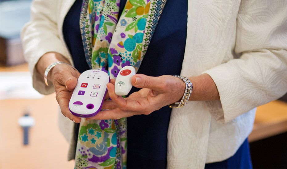 Una mujer, con un dispositivo de teleasistencia.