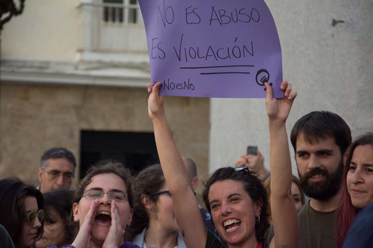 Manifestante feminista en una protesta en Cádiz contra la sentencia de 'La Manada'. FOTO: ESTEFANÍA ESCORIZA.