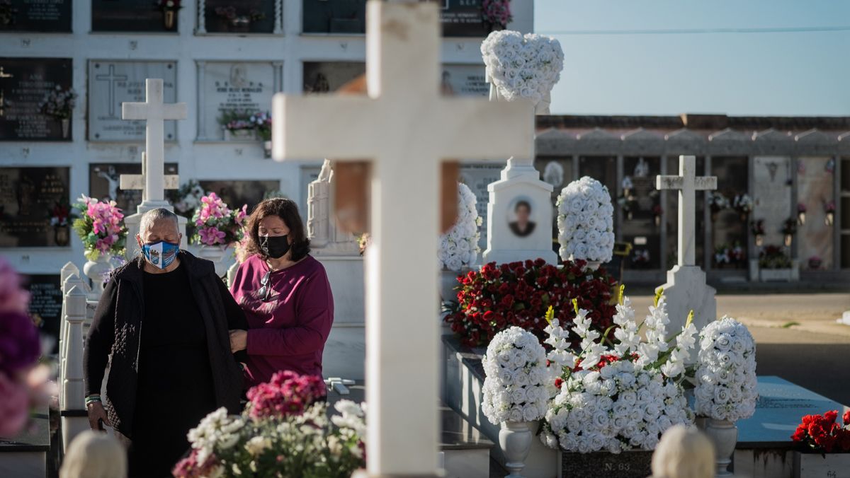 Antonia Castro, madre de Juan Holgado Castro, frente a la tumba de su hijo en el 25 aniversario de su muerte.