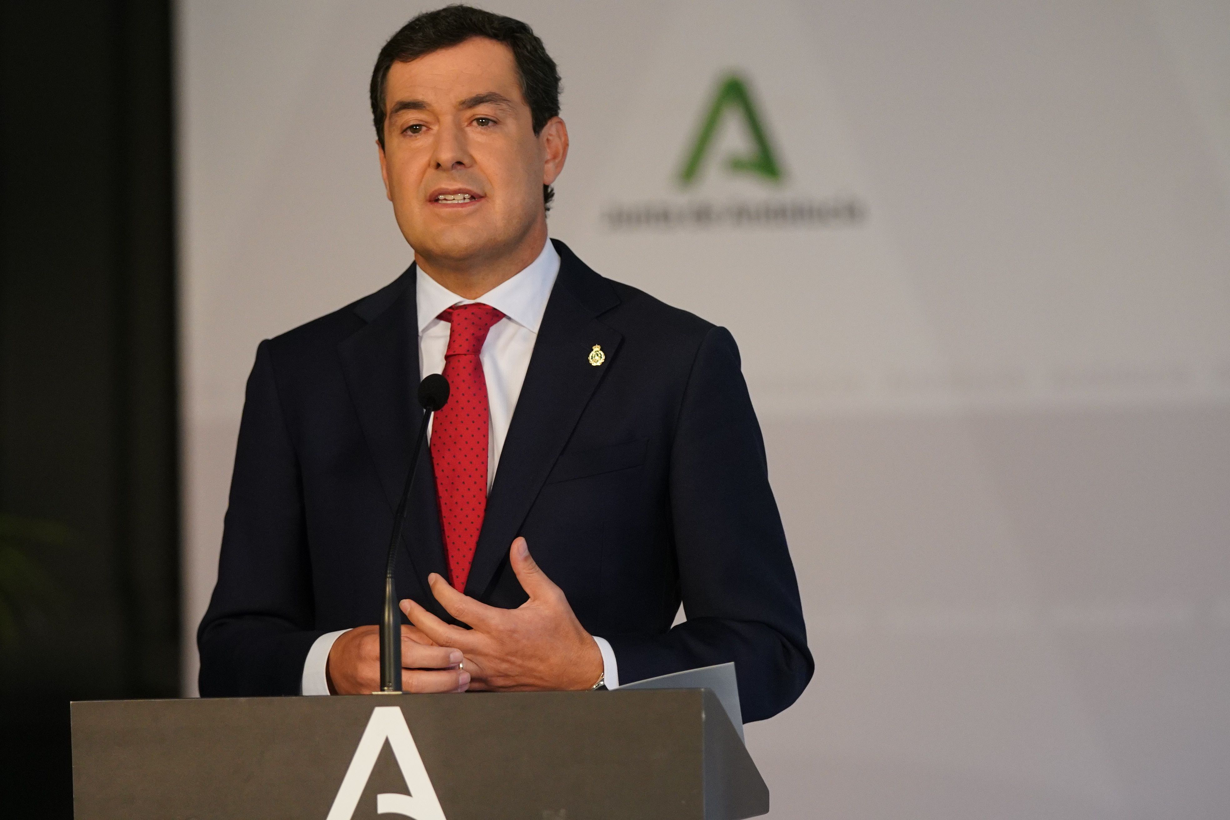 El presidente andaluz, Juan Manuel Moreno, atendiendo a los medios.