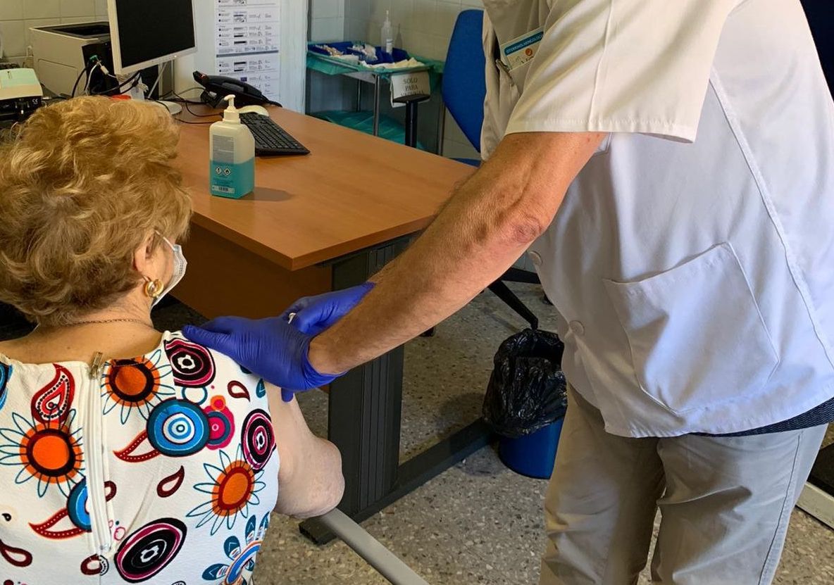 Una persona mayor, poniéndose la vacuna del neumococo, en una imagen de archivo.