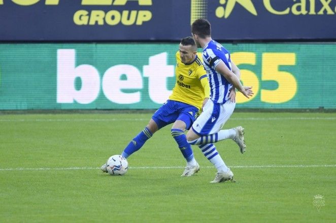 Un lance del partido entre el Cádiz y la Real Sociedad.