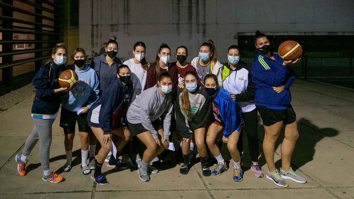 La plantilla del DKV femenino, antes de su entrenamiento este jueves en el Palacio de Deportes de Chapín. FOTO: MANU GARCÍA