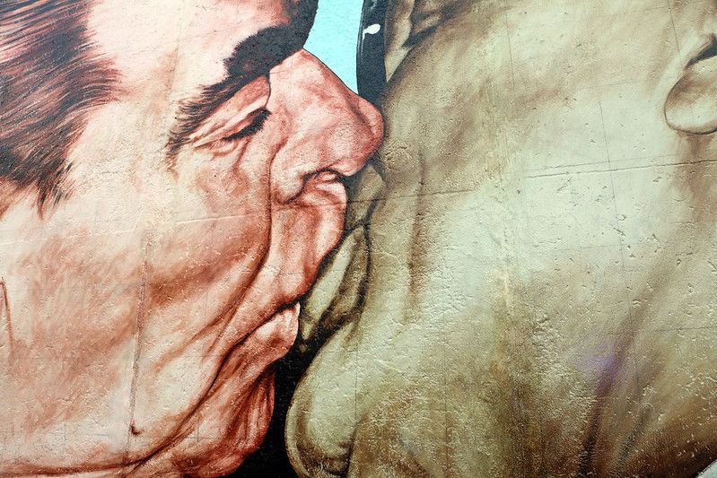 "Beso fraternal" entre dos líderes comunistas de la Guerra Fría, Leonidas Brezhnev (URSS) y Erich Honecker (RDA), en el grafiti del muro de Berlín. Autor: Joan (Flickr.com)
