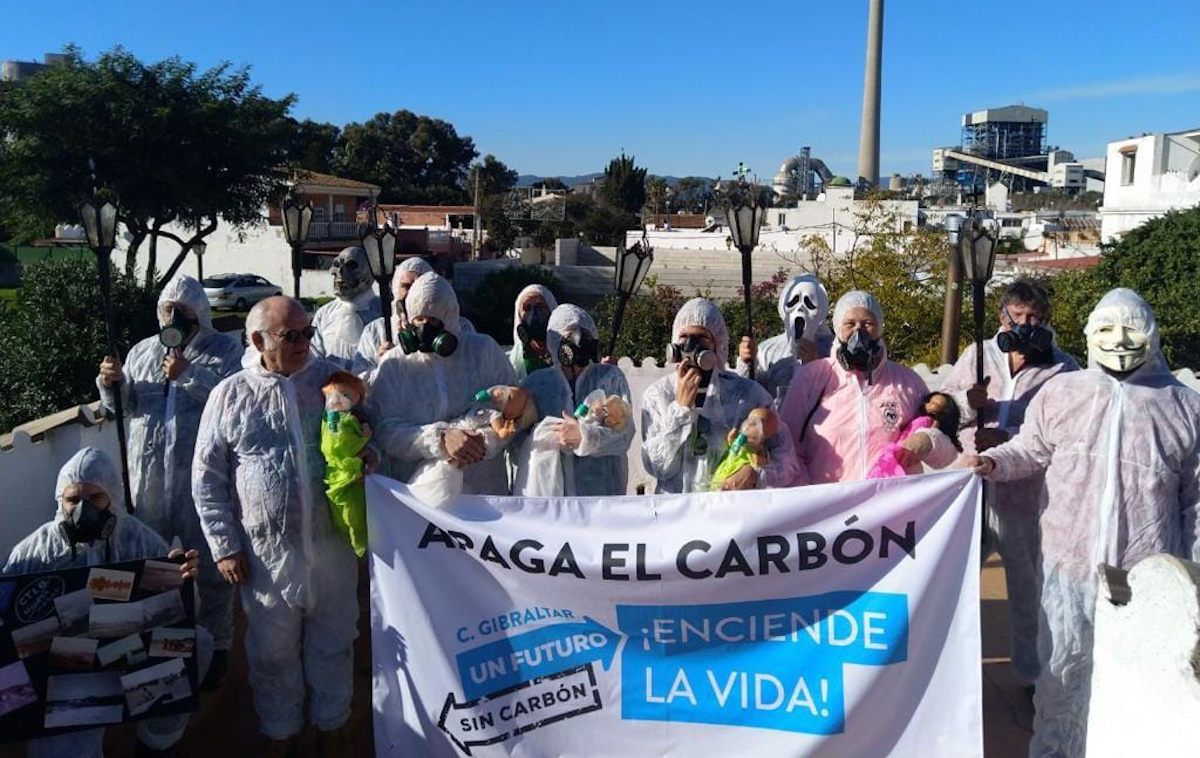Protestas contra la "falsa transición" hacia las energías alternativas al usar gas natural "nada deseable" en la central térmica de Los Barrios.