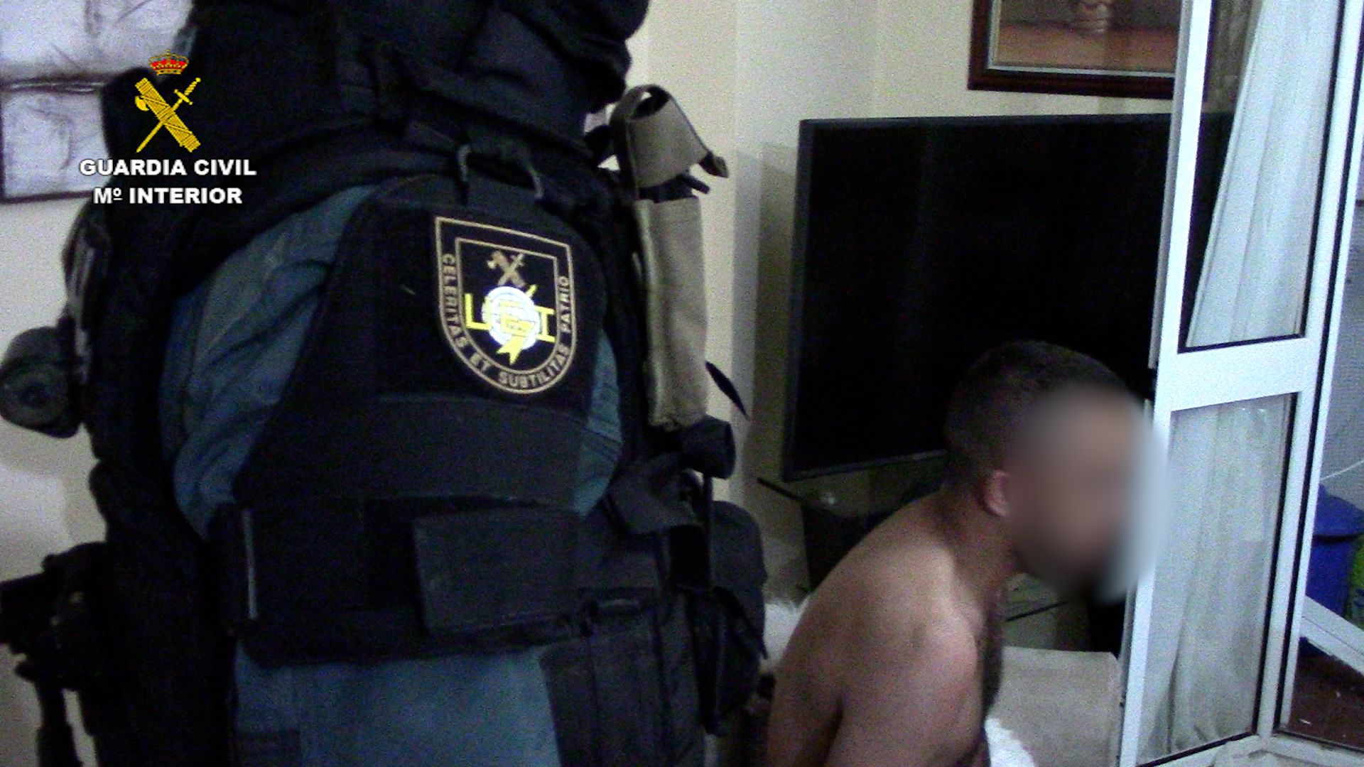 La detención en una vivienda durante un registro. FOTO: Guardia Civil