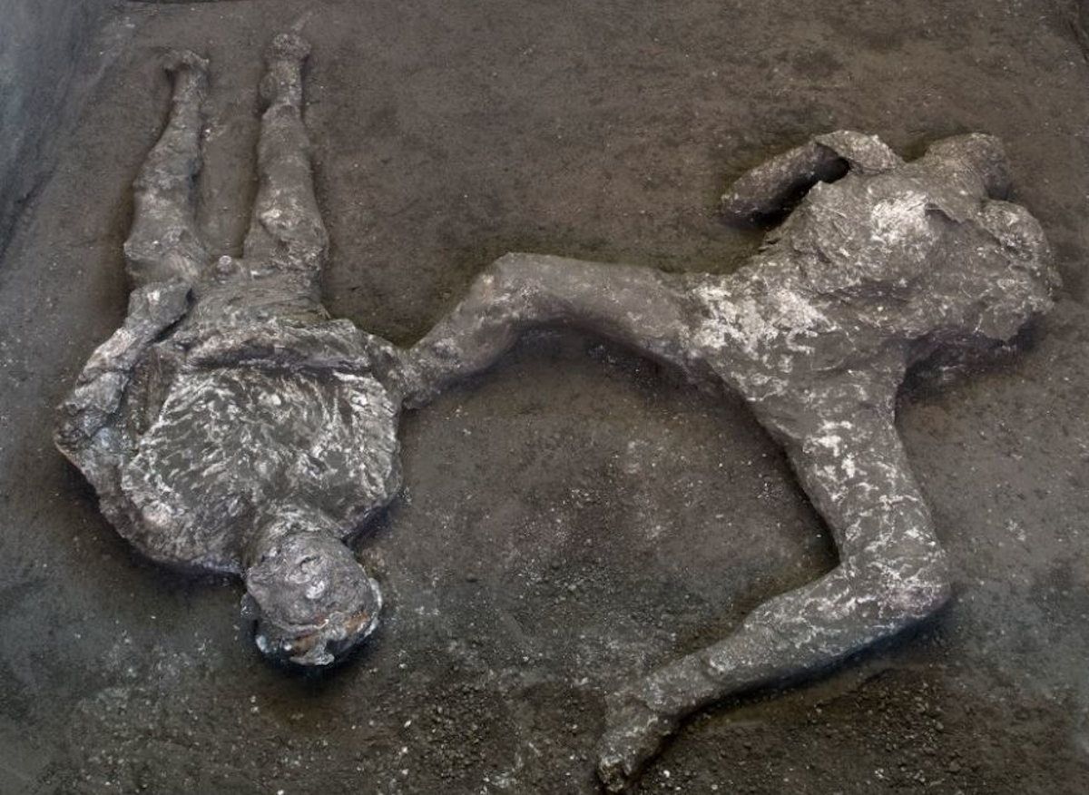 Los arqueólogos hallan los cuerpos de dos hombres que huían de la lava del Vesubio hace 2.000 años en Pompeya. FOTO: Parco Archeologico di Pompei 