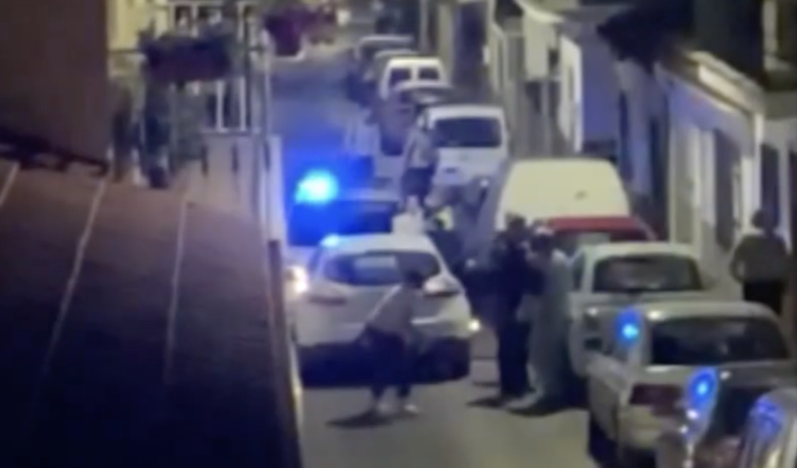 Agresión salvaje de un padre y sus dos hijos a dos policías en Alhaurín por apercibirles al ir sin mascarilla, en una imagen de un vídeo de redes sociales.