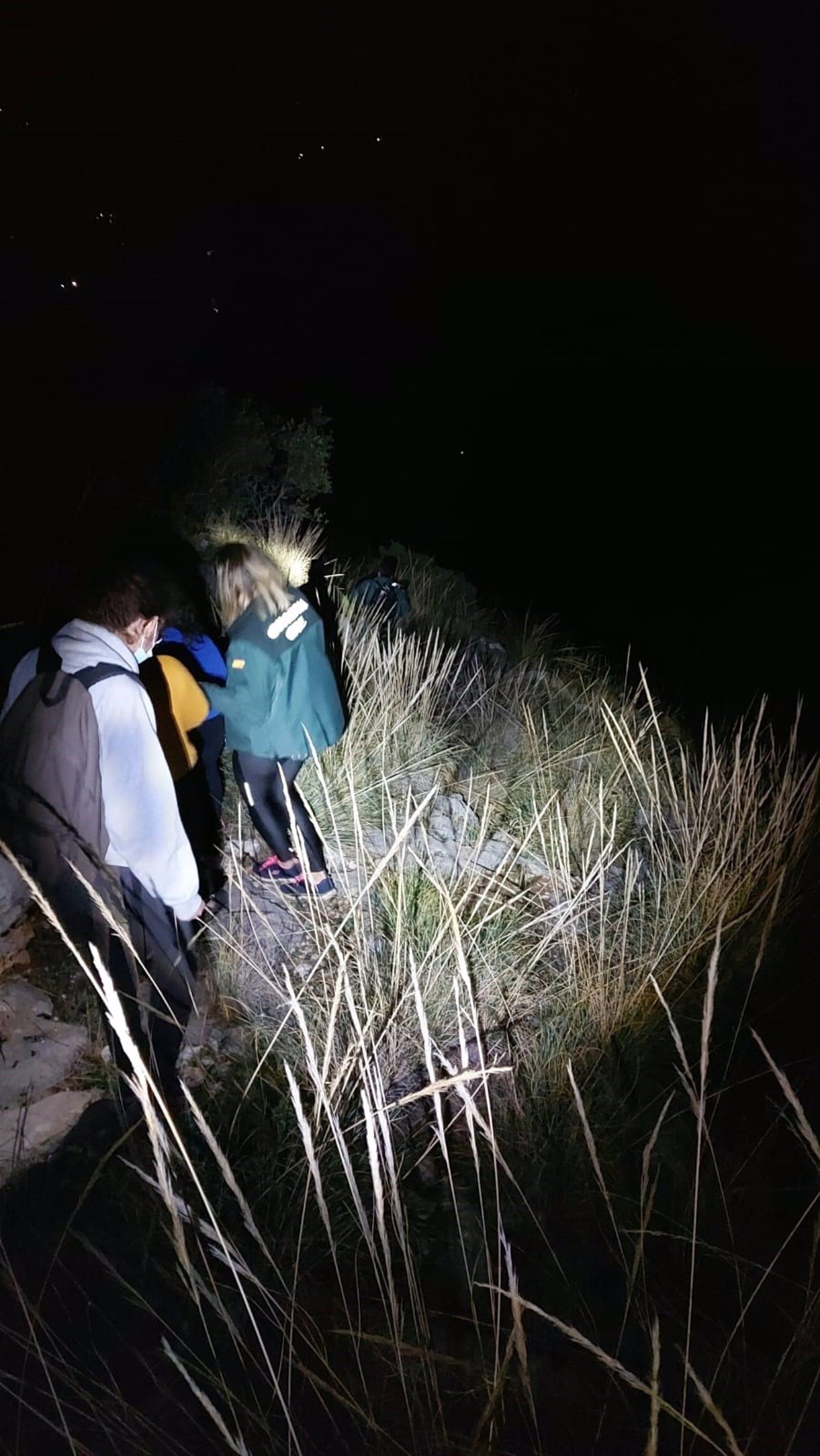 Jóvenes rescatados por la Guardia Civil en Jabalcuz. Autor: Guardia Civil