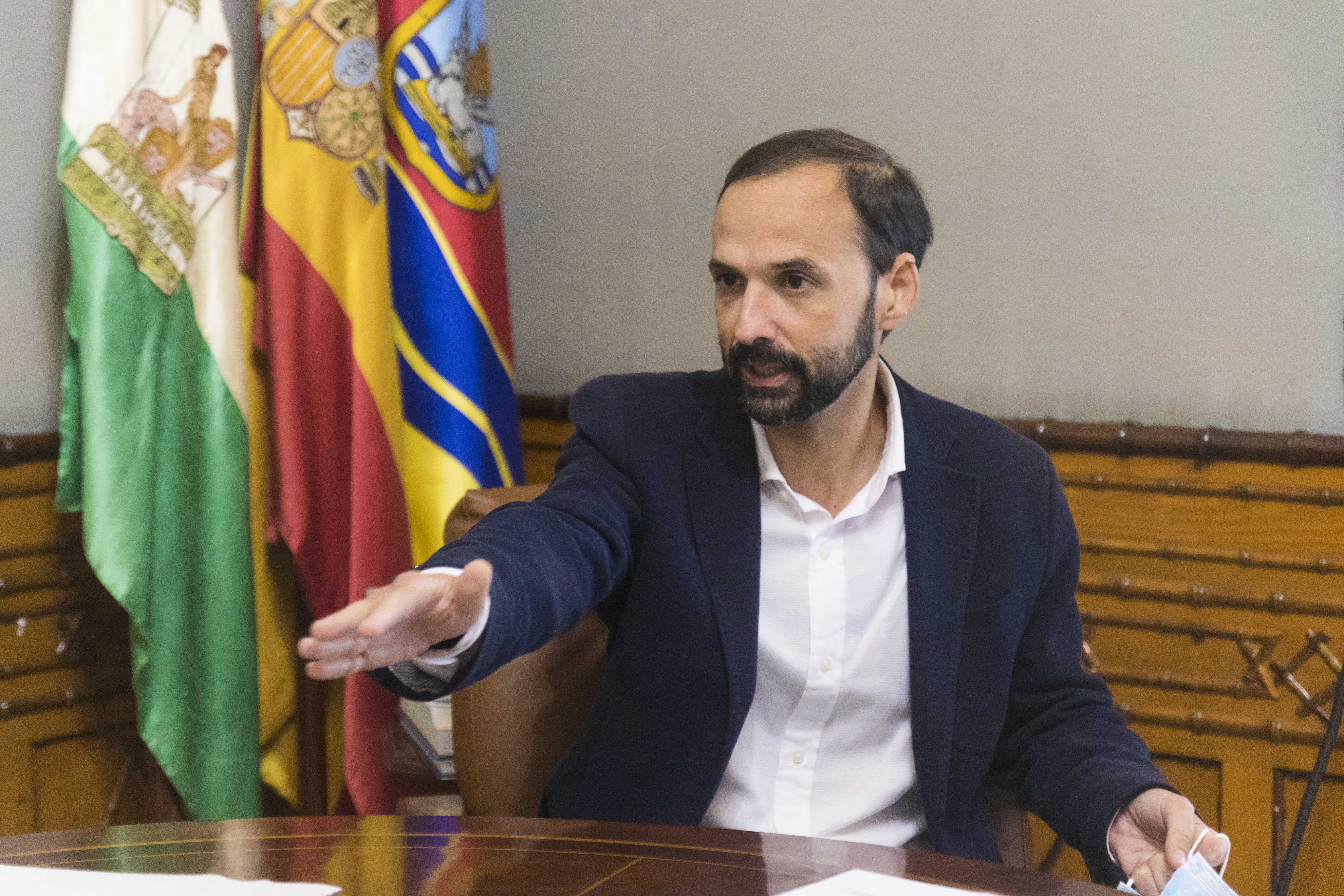 Víctor Mora, alcalde de Sanlúcar, durante una entrevista.