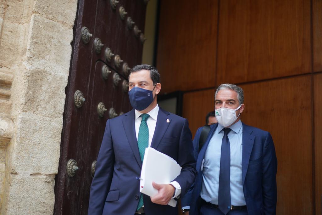 Bendodo, a la derecha, con el presidente andaluz, Juan Manuel Moreno Bonilla. FOTO: Junta
