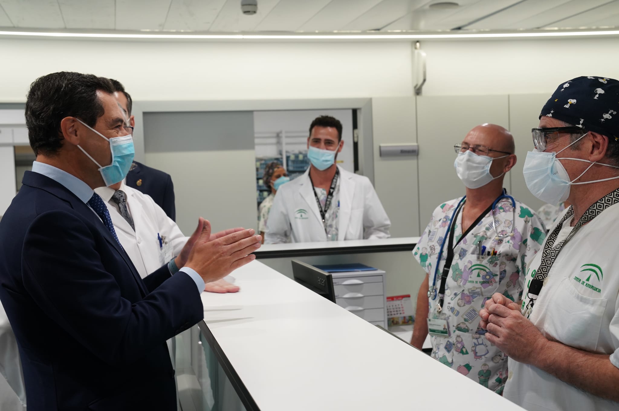 Moreno Bonilla, con varios sanitarios en Almería, en una visita reciente. FOTO: Junta