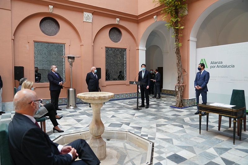 Un momento de la firma del protocolo entre la Junta y el laboratorio Rovi.