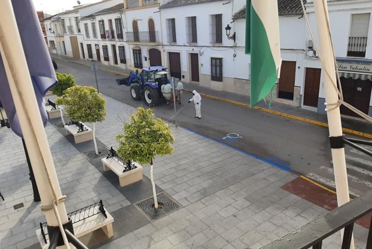 Un operario desinfectando las calles de Aguadulce, que notifica hoy su primer fallecido.