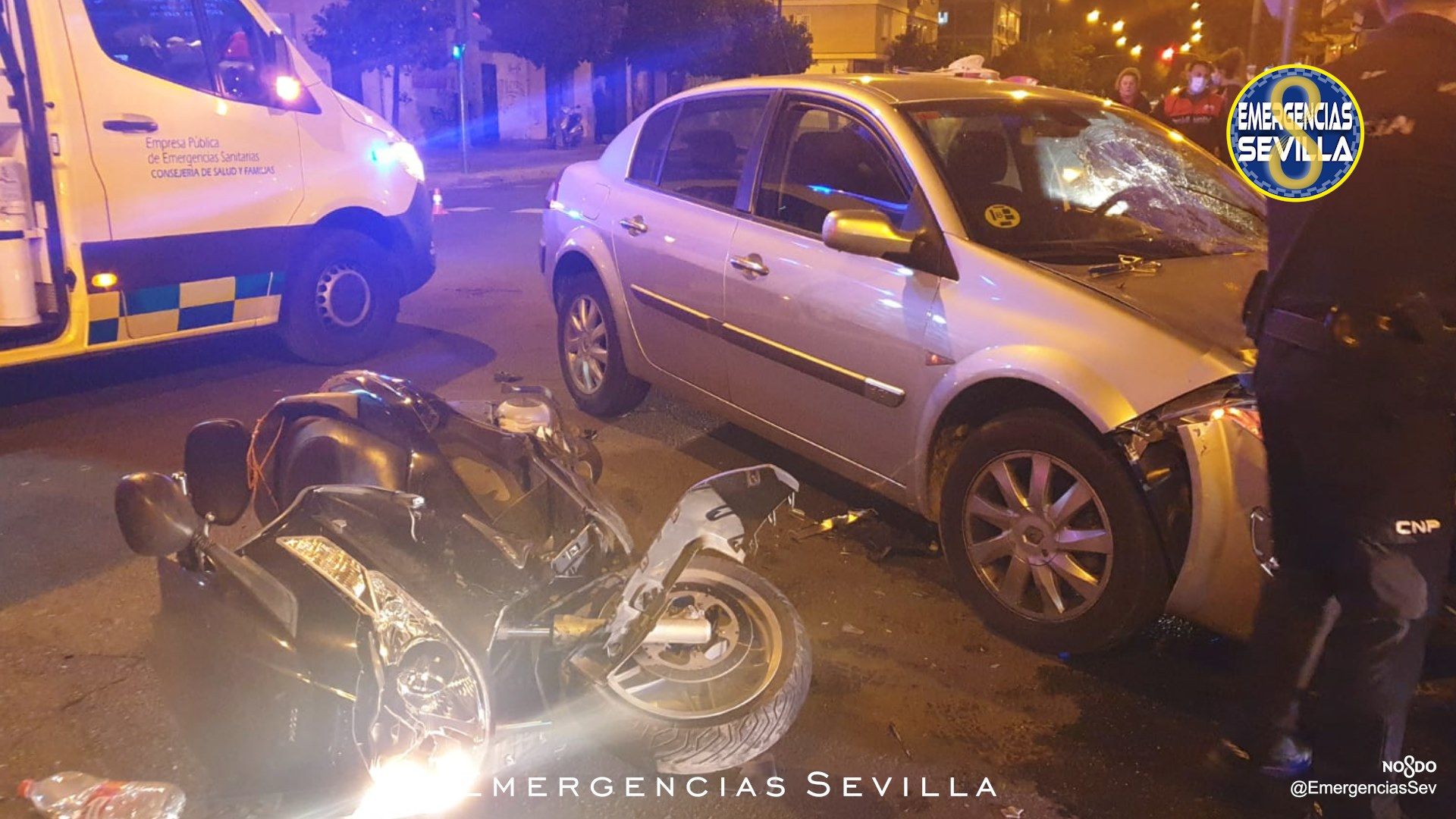 Un conductor novel y drogado embiste en Sevilla a un motorista, en el cruce de Carretera de Carmona con Francisco de Ariño.
