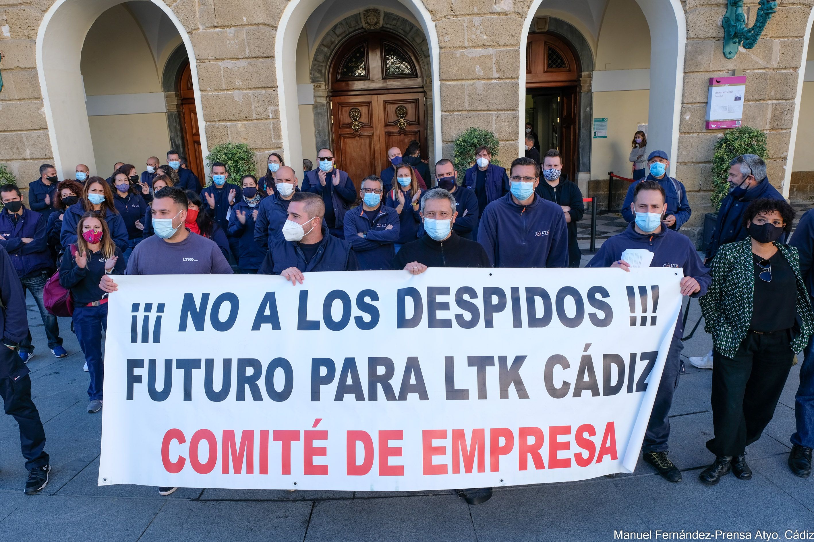 Personal de LTK, concentrados frente al Ayuntamiento de Cádiz.