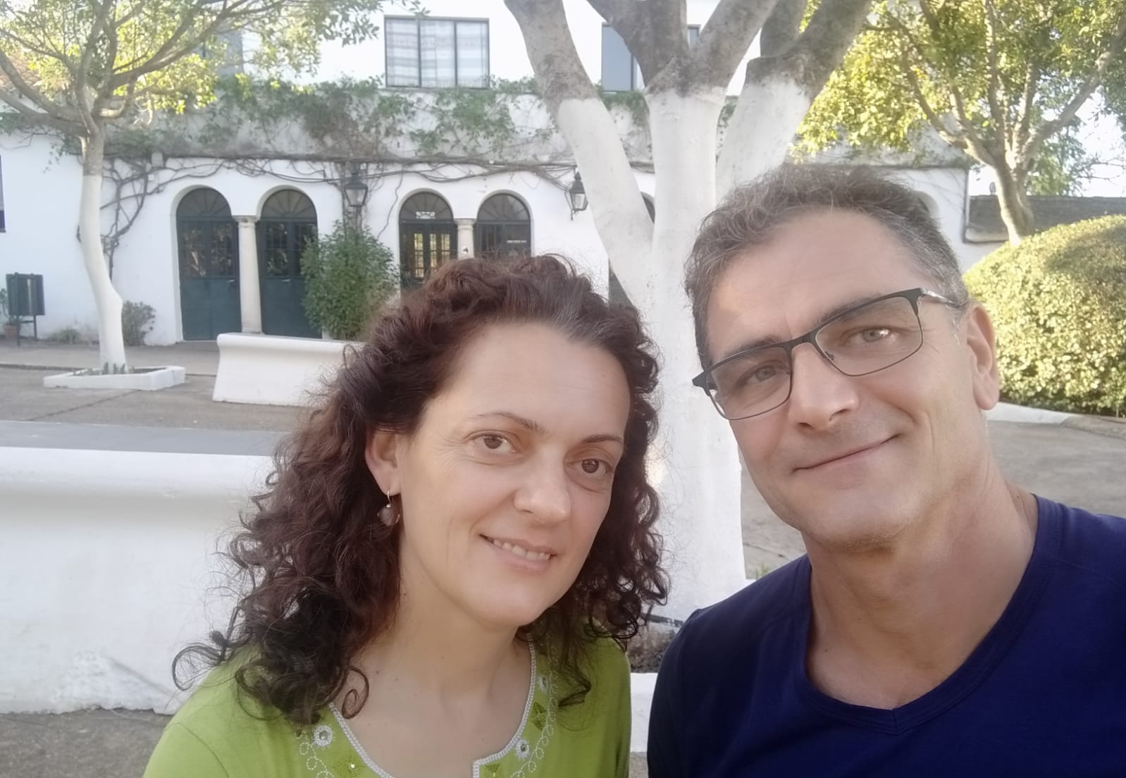 Nieves y Emilio, los santeros de la ermita de Castilblanco de los Arroyos.