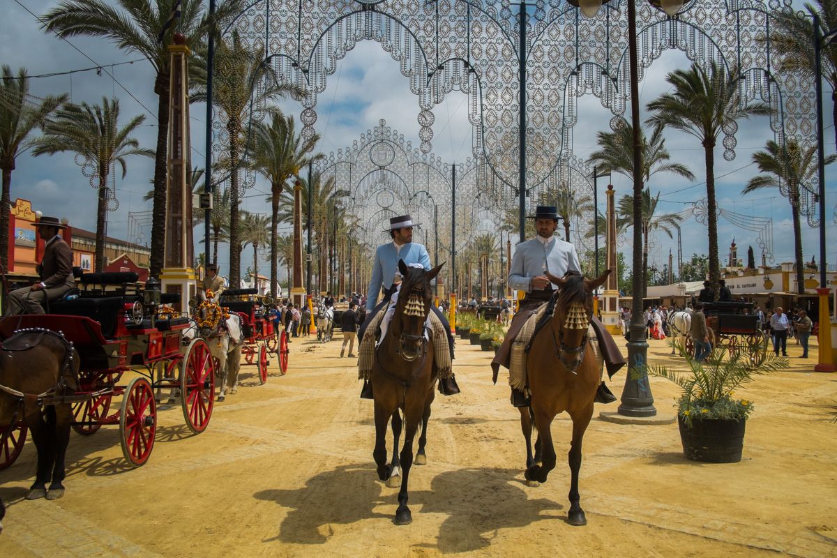 Jinetes, durante el paseo de caballos este pasado jueves. FOTO: MANU GARCÍA.