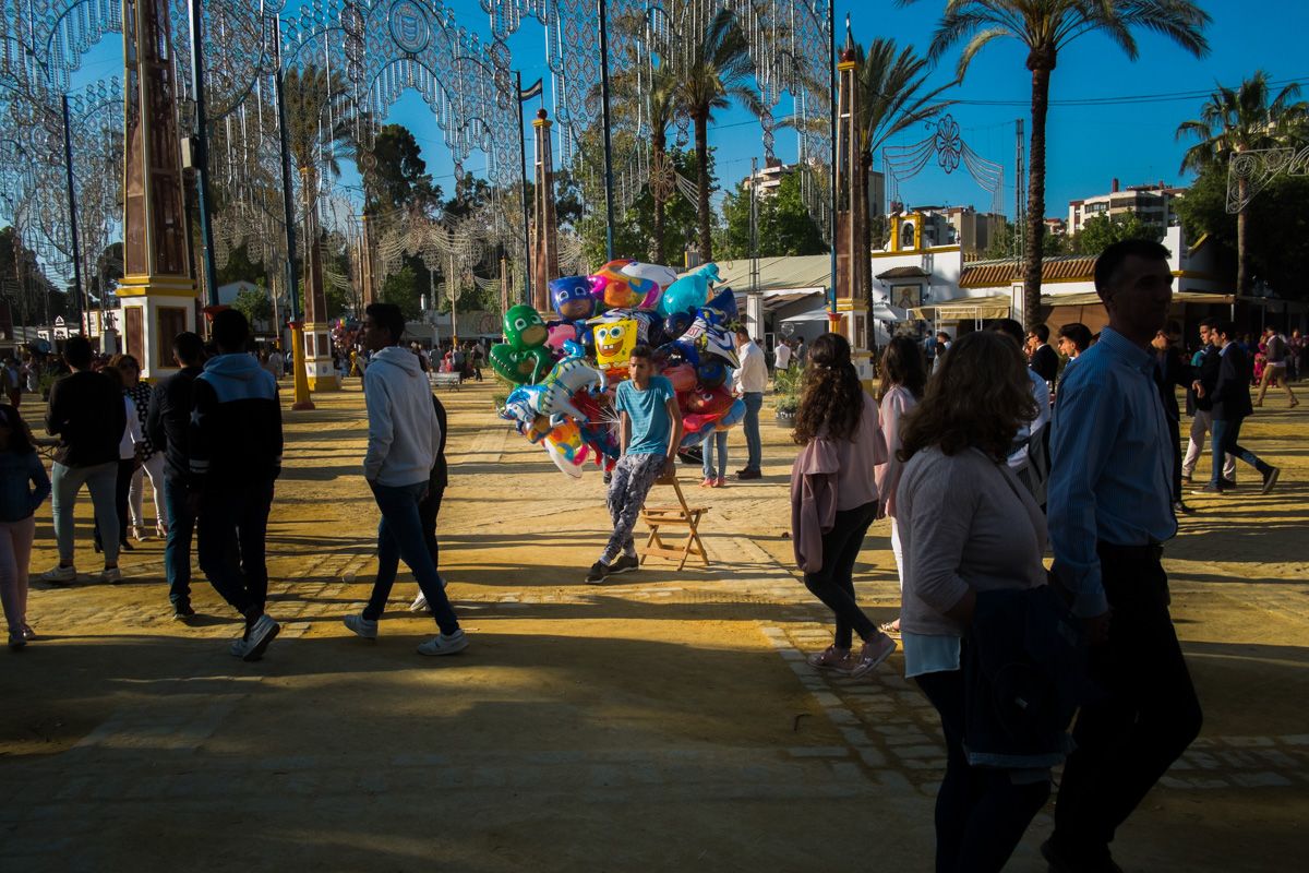 Un vendedor de globos, a la espera de algún cliente en el Real del Hontoria: FOTO: MANU GARCÍA.