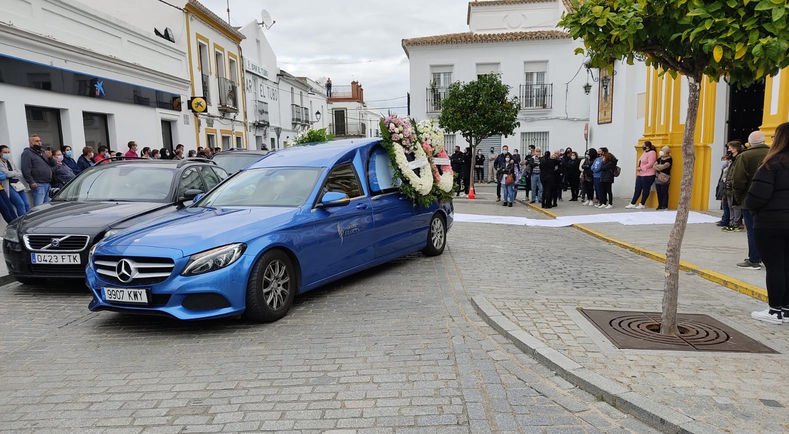 Coche fúnebre en el funeral de la bebé atropellada mortalmente en Castilblanco. Autor: JC Romero