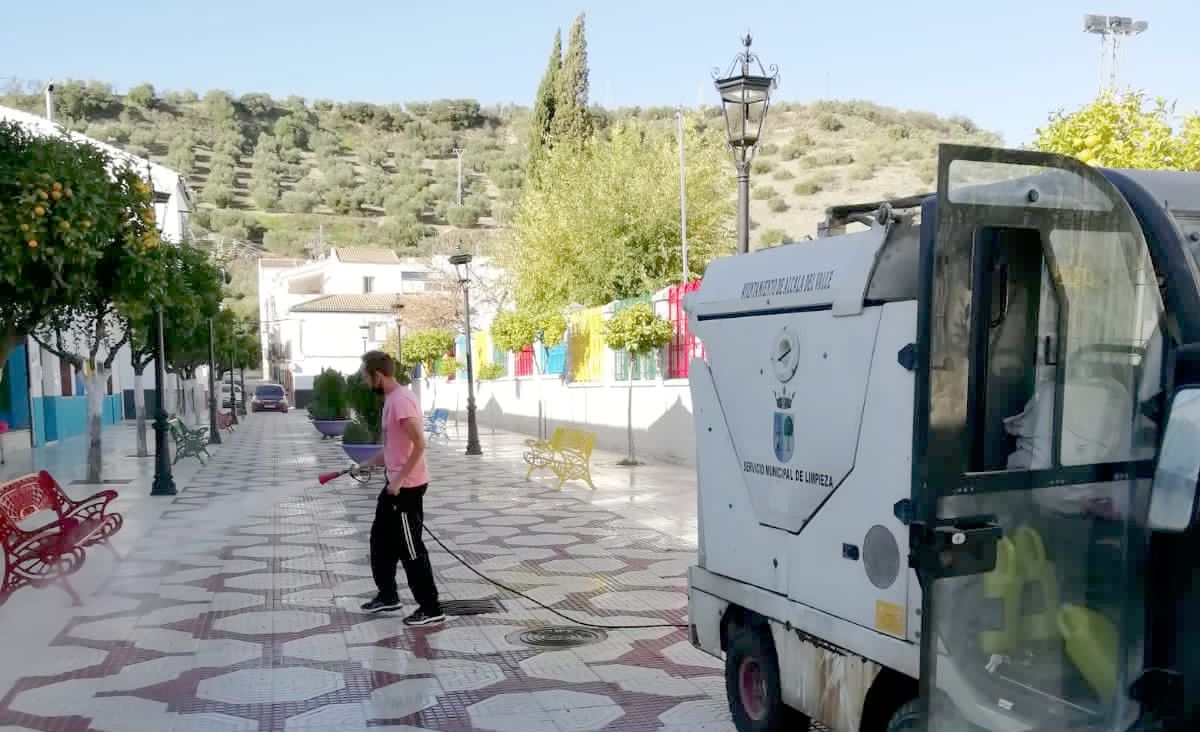 Un operario desinfecta las calles de Alcalá del Valle, días atrás. FOTO: Ayto.