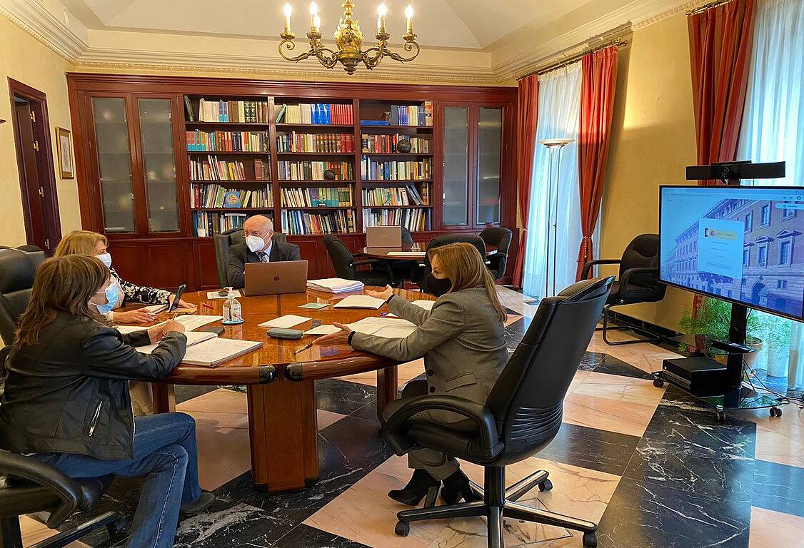 Un encuentro de la alcaldesa, junto a la teniente de alcaldesa Laura Álvarez y otros altos cargos municipales, con Hacienda, en una imagen reciente.