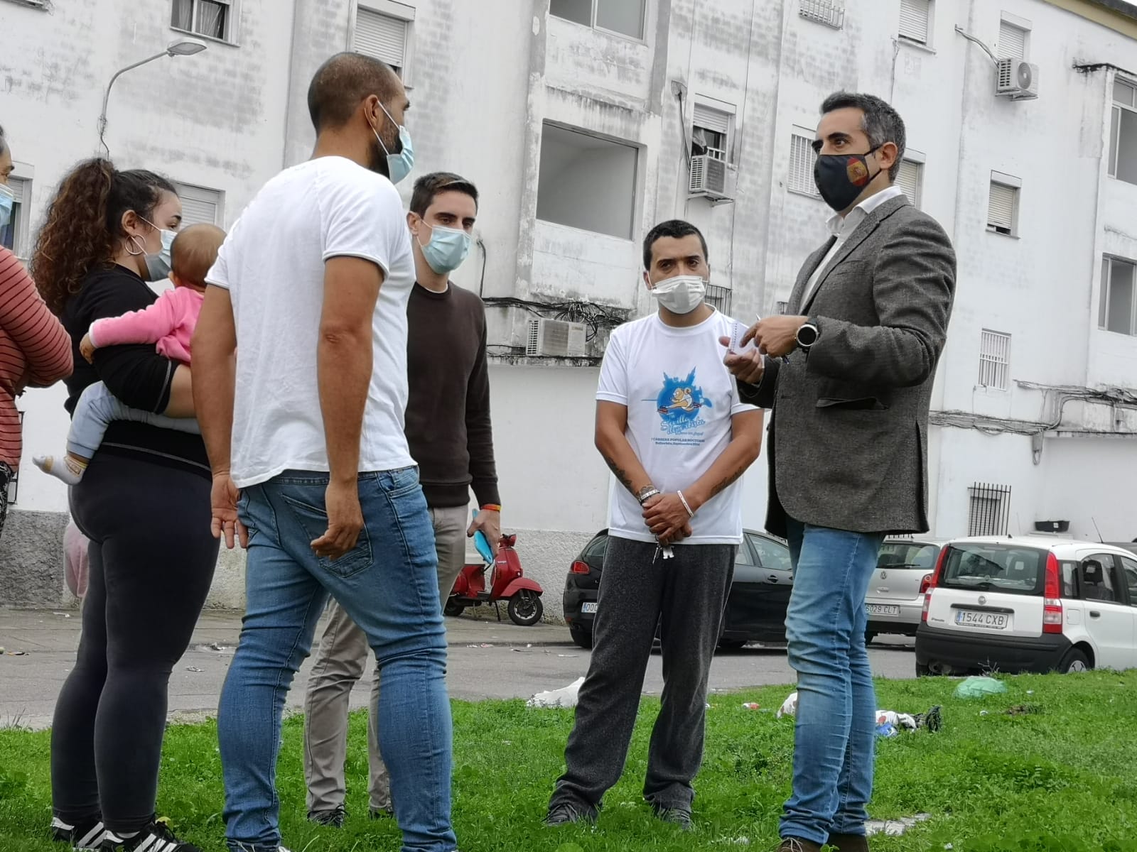Saldaña, ante los pisos de El Pandero, con vecinos de una de estas zonas de Federico Mayo. Autor: PP