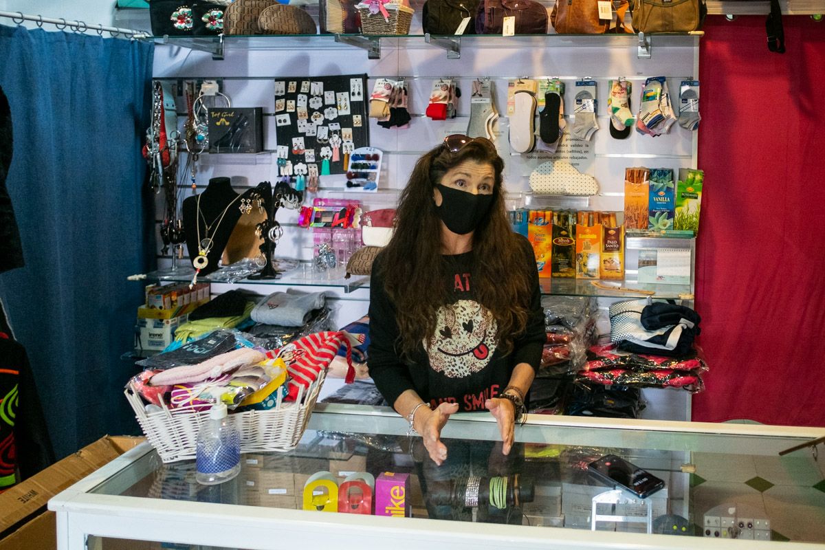 Montse Herrera, en su tienda Jesma.