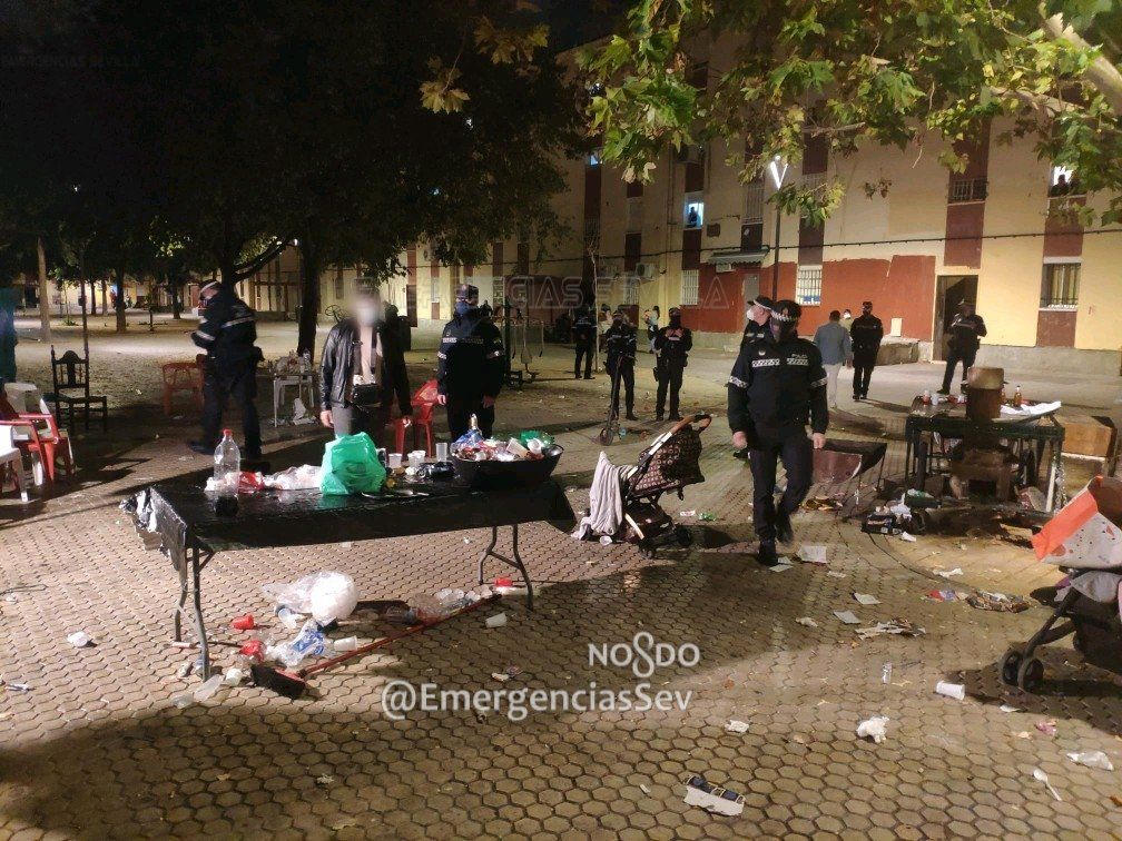 La Policía Local, desalojando la fiesta de cumpleaños celebrada en el Polígono Sur de Sevilla.