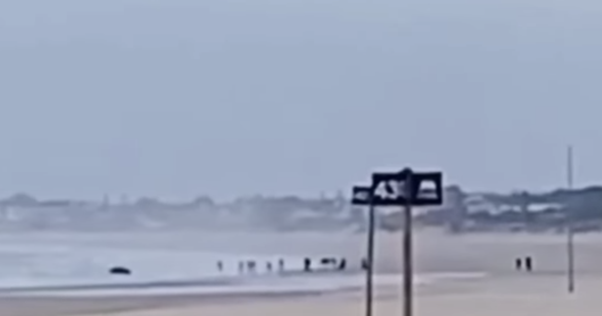 Un instante de la llegada de los migrantes a La Barrosa, en una imagen de un vídeo que ha circulado por redes sociales. Un instante de la llegada de los migrantes a La Barrosa, en una imagen de un vídeo que ha circulado por redes sociales.